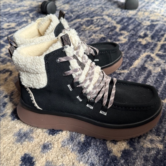 Women’s Hey Dude slip on Cozy Black and Cream Boots - Picture 7 of 8